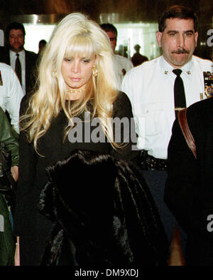 1. Februar 2000 - verlässt Queens, New York, USA - 020100 Queens neue York Victoria Gotti Agnello, Tochter des inhaftierten Gangsterbosses John Gotti & Frau des angeblichen Gambino Capo Carmine Agnello, Supreme Court in Kew Gardens nach Kaution Anhörung zur Freigabe ihres Mannes mit einer Ladung von der '' Enterprise Erpressung '' gehalten wurde mit einer 2 Millionen Dollar Kaution. (Neil Schneider). KREDIT-NEIL Stockfoto