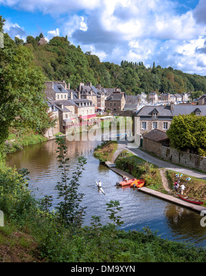 Der Fluss Stadt Dinan in der Bretagne, einer Region an den Atlantik und Ärmelkanal Küsten im Westen Frankreichs am Fluss Rance. Stockfoto