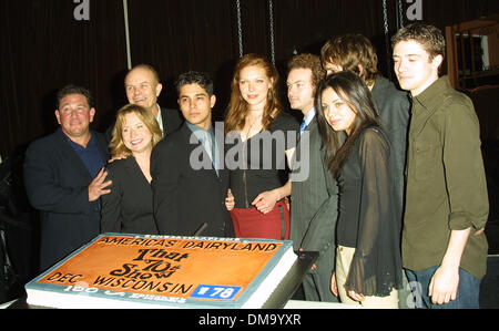 10. April 2002 - Hollywood, Kalifornien, USA - DON STARK, DEBRA JO RUPP, KURTWOOD SMITH, Gnade WILMER VALDERRAMA, LAURA PREPON, DANNY MASTERSON, ASHTON KUTCHER, MILA KUNIS, TOPHER... , DIE 70 S SHOW FEIERT SEINEN 100. EPISODE MIT EINER PARTY AT. SUNSET ZIMMER, HOLLYWOOD, KALIFORNIEN. 10. APRIL 2002. NINA PROMMER / 2002 K24623NP (Kredit-Bild: © Globe Photos/ZUMAPRESS.com) Stockfoto