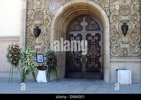 19. April 2002 - Hollywood, Kalifornien, USA -... TRAUERFEIER FÜR SCHAUSPIELER ROBERT URICH. ST CHARLES KATHOLISCHE KIRCHE, NORTH HOLLYWOOD, KALIFORNIEN. 19. APRIL 2002. NINA PROMMER / 2002 K24751NP (Kredit-Bild: © Globe Photos/ZUMAPRESS.com) Stockfoto