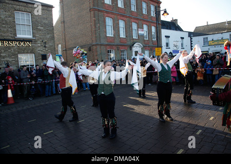 Die Minster Streuner Morris Männer führen in Whittlesey am jährlichen Stroh tragen-Festival, Whittlesey, UK Stockfoto