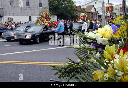 15. Juni 2002 - New York, NY, USA - 6/15/02 Queens, neue York John Gotti Funeral John Gotti, Mafia-Boss der Gambino-Familie legte man ruhen neben dem Körper seines 12-jährigen Sohnes Frank auf St. Johns Cemetery in Queens, NY. Blume Auto geladen Home ist bei der Beerdigung Papavero Maspeth Queens. (Neil Schneider). NEIL SCHNEIDER / 2002..K25344NSC(Credit Image: © Globe Photos/ZUMAP Stockfoto