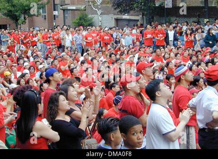 25. Juni 2002 - Queens, New York, USA - 6/25/02 Queens, gestaute New York Hundreds von New York koreanische Bürger einen Abschnitt der Hauptstraße in Flushing, Südkorea zu sehen und in Deutschland im WM-Halbfinale. Deutschland gewann mit 1: 0. (Neil Schneider). K25346NS. Kredit NEIL SCHNEIDER / (Kredit-Bild: © Globe Photos/ZUMAPRESS.com) Stockfoto