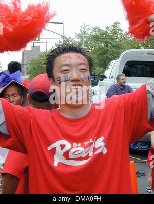 25. Juni 2002 - Queens, New York, USA - 6/25/02 Queens, gestaute New York Hundreds von New York koreanische Bürger einen Abschnitt der Hauptstraße in Flushing, Südkorea zu sehen und in Deutschland im WM-Halbfinale. Deutschland gewann mit 1: 0. (Neil Schneider). K25346NS. Kredit NEIL SCHNEIDER / (Kredit-Bild: © Globe Photos/ZUMAPRESS.com) Stockfoto