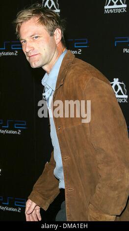 20. Oktober 2002 - Beverly Hills, CALIFORNIA, USA - AARON ECKHART... PLAYSTATION 2 UND GUY OSEARY HOST ONLINE-GAMING-TURNIER FÜR EINEN GUTEN ZWECK. GUY IST AUCH SEINEN 30. GEBURTSTAG FEIERN. PRIVATE ECALIFORNIA, BEVERLY HILLS, KALIFORNIEN. 19. OKTOBER 2002. NINA PROMMER / 2002 K26767NP (Kredit-Bild: © Globe Photos/ZUMAPRESS.com) Stockfoto