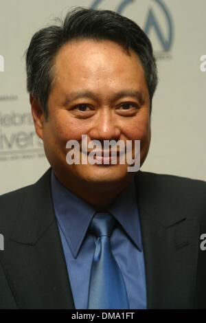 28. Oktober 2002 - Beverly Hills, CALIFORNIA, USA - ANG LEE... FEST DER VIELFALT. IM BESITZ DER PRODUCERS GUILD OF AMERICA. REGENT BEVERLY WILSHIRE HOTEL, BEVERLY HILLS, KALIFORNIEN. 28. OKTOBER 2002. NINA PROMMER / 2002.26947NP (Kredit-Bild: © Globe Photos/ZUMAPRESS.com) Stockfoto