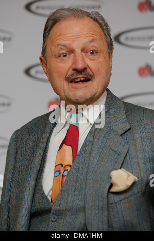 Peter Bowles besucht die Oldie of the Year Award bei Simpsons in den Strang am 12. Februar 2013 in London Großbritannien. Stockfoto