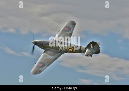 Hawker Hurricane Mk IIB WWII Kämpfer im Flug gegen blauen Himmel und Wolken Stockfoto