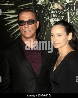 Jean-Claude Van Damme und Gladys Portugues in Los Angeles Premiere von Expendables 2 bei Graumans Chinese Theatre Hollywood Stockfoto