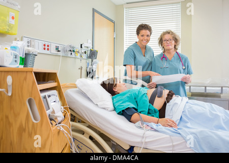 Krankenschwestern in Entbindungsstation Blick in die Kamera Stockfoto