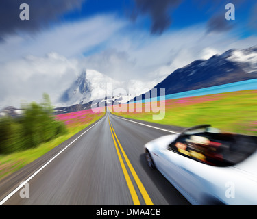 Berglandschaft mit Straßen- und Sportwagen in Motion blur Stockfoto