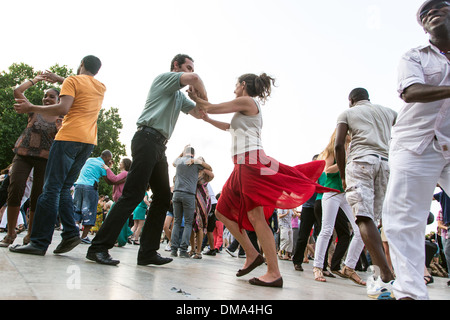 PARIS-STYLE TANZ AUF DEN UFERN DER SEINE, TANGO UND UNTERHALTUNG AUF DER ESPLANADE VON TINO ROSSI GARTEN, QUAI SAINT-BERNARD, PARIS (75), FRANKREICH Stockfoto