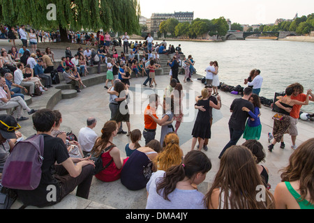 PARIS-STYLE TANZ AUF DEN UFERN DER SEINE, TANGO UND UNTERHALTUNG IN DER TINO ROSSI GARTEN, QUAI SAINT-BERNARD, PARIS (75), FRANKREICH Stockfoto