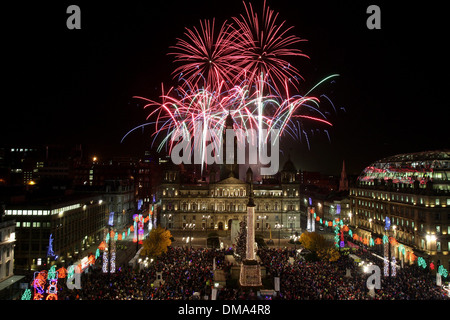 Feuerwerk über der Palast und Wintergärten im schottischen Glasgow Green Stockfoto