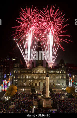 Feuerwerk über der Palast und Wintergärten im schottischen Glasgow Green Stockfoto