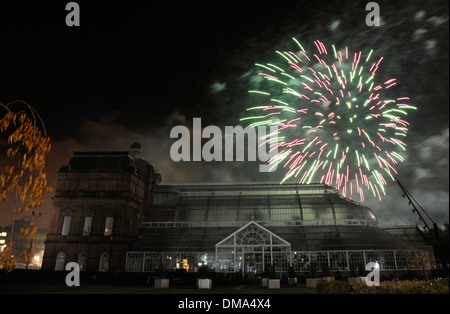 Feuerwerk über der Palast und Wintergärten im schottischen Glasgow Green Stockfoto