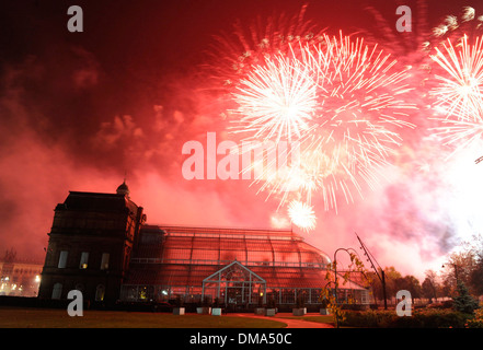 Feuerwerk über der Palast und Wintergärten im schottischen Glasgow Green Stockfoto