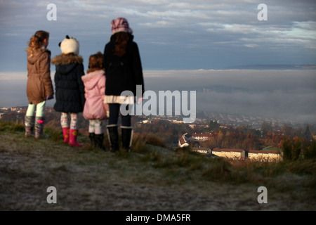 Ein Blick über Glasgow eingehüllt in frostiger Nebel aus der Caithkin Braes oberhalb der Stadt. 25. November 2013. Herbstliche Nebel Wetter. Stockfoto