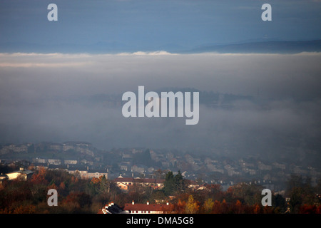 Ein Blick über Glasgow eingehüllt in frostiger Nebel aus der Caithkin Braes oberhalb der Stadt. 25. November 2013. Herbstliche Nebel Wetter. Stockfoto