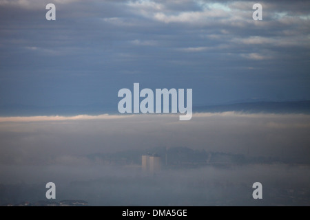 Ein Blick über Glasgow eingehüllt in frostiger Nebel aus der Caithkin Braes oberhalb der Stadt. 25. November 2013. Herbstliche Nebel Wetter. Stockfoto