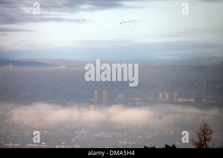 Ein Blick über Glasgow eingehüllt in frostiger Nebel aus der Caithkin Braes oberhalb der Stadt. 25. November 2013. Herbstliche Nebel Wetter. Stockfoto