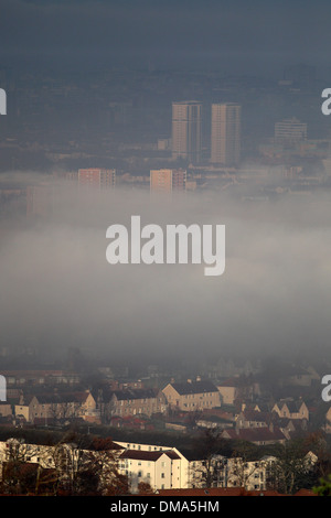 Ein Blick über Glasgow eingehüllt in frostiger Nebel aus der Caithkin Braes oberhalb der Stadt. 25. November 2013. Herbstliche Nebel Wetter. Stockfoto