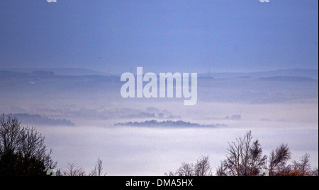 Ein Blick über Glasgow eingehüllt in frostiger Nebel aus der Caithkin Braes oberhalb der Stadt. 25. November 2013. Herbstliche Nebel Wetter. Stockfoto