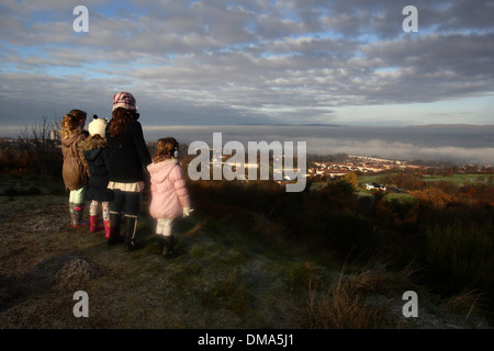 Ein Blick über Glasgow eingehüllt in frostiger Nebel aus der Caithkin Braes oberhalb der Stadt. 25. November 2013. Herbstliche Nebel Wetter. Stockfoto