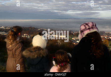 Ein Blick über Glasgow eingehüllt in frostiger Nebel aus der Caithkin Braes oberhalb der Stadt. 25. November 2013. Herbstliche Nebel Wetter. Stockfoto