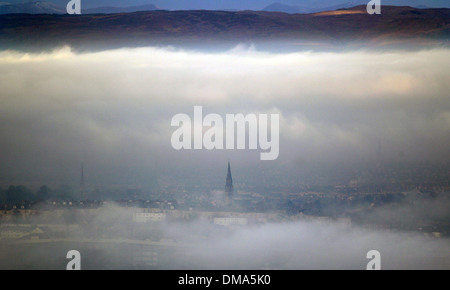 Ein Blick über Glasgow eingehüllt in frostiger Nebel aus der Caithkin Braes oberhalb der Stadt. 25. November 2013. Herbstliche Nebel Wetter. Stockfoto