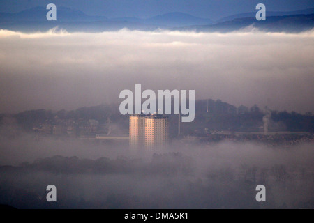 Ein Blick über Glasgow eingehüllt in frostiger Nebel aus der Caithkin Braes oberhalb der Stadt. 25. November 2013. Herbstliche Nebel Wetter. Stockfoto