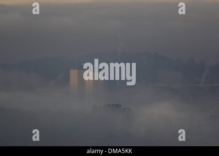 Ein Blick über Glasgow eingehüllt in frostiger Nebel aus der Caithkin Braes oberhalb der Stadt. 25. November 2013. Herbstliche Nebel Wetter. Stockfoto