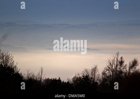 Ein Blick über Glasgow eingehüllt in frostiger Nebel aus der Caithkin Braes oberhalb der Stadt. 25. November 2013. Herbstliche Nebel Wetter. Stockfoto