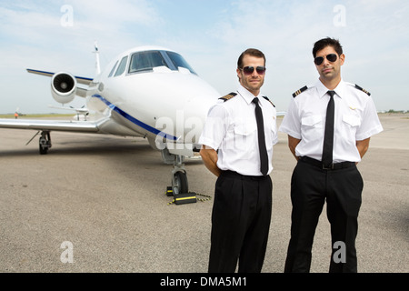 Piloten vor Privatjet Stockfoto
