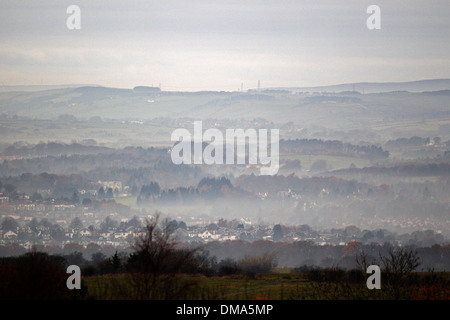 Ein Blick über Hillington und Renfrew eingehüllt in frostiger Nebel aus der Caithkin Braes oberhalb der Stadt. 25. November 2013. Stockfoto