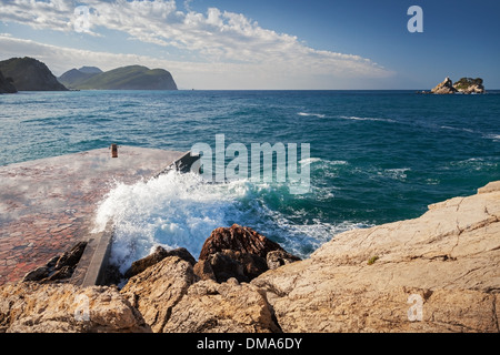 Stein Wellenbrecher mit brechenden Wellen. Montenegro, Adria Stockfoto