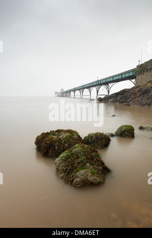 Clevedon Pier im Regen. Somerset. Stockfoto