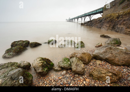 Clevedon Pier im Regen. Somerset. Stockfoto