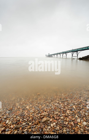 Clevedon Pier im Regen. Somerset. Stockfoto