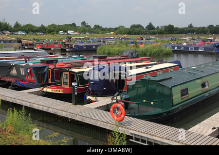 Kanalboote vertäut am Mercia Marina, Willington, Derbyshire, eine der größten Marinas in Großbritannien Stockfoto