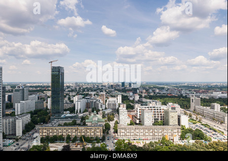 Stadtbild von Warschau, Warschau, Polen. Architekt: Verschiedene, 2013. Erhöhte Stadtansicht in Richtung Muranow Bezirk. Stockfoto