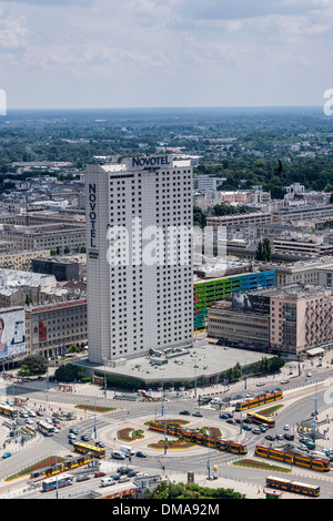 Stadtbild von Warschau, Warschau, Polen. Architekt: Verschiedene, 2013. Erhöhten Blick mit Kreisverkehr und Hotel Turm. Stockfoto