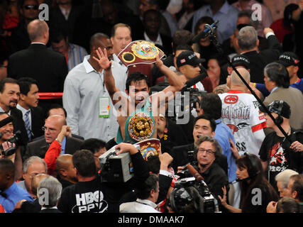 14. November 2009 feiert nach dem Sieg durch TKO gegen MIGUEL COTTO in der 12. Runde bei der WBO im Weltergewicht Meisterschaft Kampf in der MGM Grand Garden Arena - Las Vegas, Nevada, USA - MANNY PACQUIAO. (Kredit-Bild: © David Becker/ZUMApress.com) Stockfoto