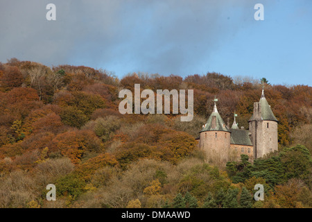 Castle Coch, in Tongwynlais, South Wales sitzt unter einem Spektrum von herbstlichen Bäume Stockfoto