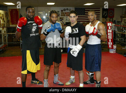 17. November 2009 - Upper Darby, Pennsylvania, USA - Philadelphia-Kämpfer (v.l.) TENEAL GOYCOS, KARL DARGAN, DANNY GARCIA und JULIAN WILLIAMS.  Werden voraussichtlich alle Gegner in der Undercard des Kampfes zwischen Bernard "The Executioner" Hopkins und Enrique Ornelas in Philadelphia 2. Dezember 2009 kämpfen. (Kredit-Bild: © Jay Gorodetzer/ZUMA Press) Stockfoto