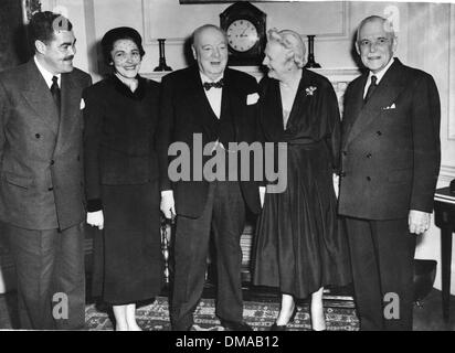 2. Februar 1954 - London, England, U.K - SIR WINSTON CHURCHILL lädt seine Gäste zu Nr. 10 Downing Street für ein Abendessen. Die kanadischen premier LOUIS ST. LAURENT ist in London auf eine Weltreise Frieden. Bild: (L-R) JEAN PAUL St. LAURENT, Sohn von Premier, Mrs HUGH O'DONNELL, Tochter von Premier Winston Churchill und CLEMENTINE CHURCHILL Louis Saint-Laurent. (Kredit-Bild: © KEYSTONE Pict Stockfoto