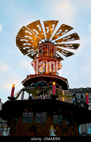 Messe/Weihnachtsmarkt in Karlsruhe, Deutschland - Weihnachts-Pyramide mit Märchenfiguren Stockfoto