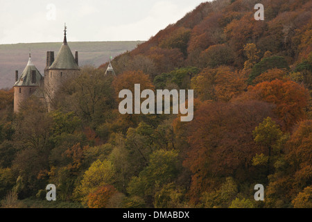 Castle Coch, in Tongwynlais, South Wales sitzt unter einem Spektrum von herbstlichen Bäume Stockfoto