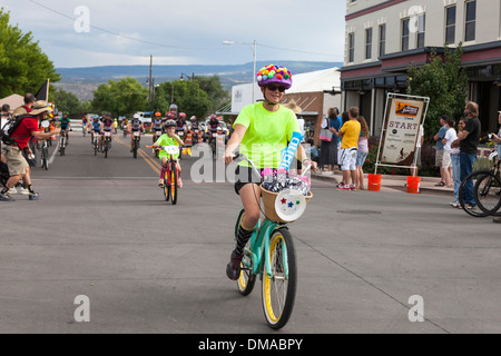 Radfahrer in Kostüm, die Teilnahme an der jährlichen Charity-Radrennen, Grand Junction, Colorado, USA Stockfoto