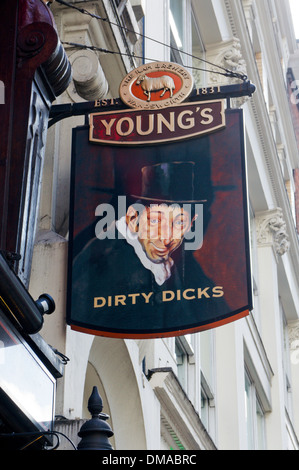 Zeichen für Dirty Dicks, ein junges Pub in Bishopsgate in der City of London. Stockfoto